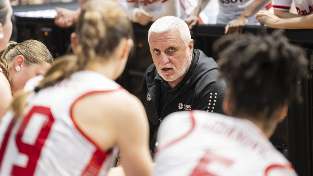 Der Schweizer Basketball-Nationaltrainer François Gomez gibt seinen Spielerinnen Anweisungen