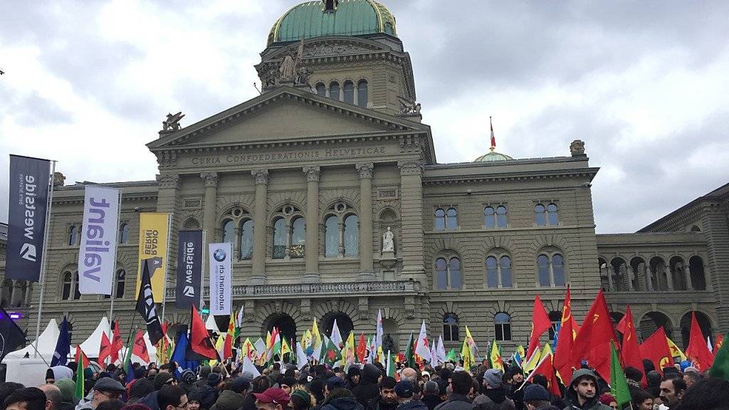 Hunderte Menschen haben am Samstagnachmittag vor dem Bundeshaus in Bern gegen die türkische Militäroffensive in Nordsyrien demonstriert.