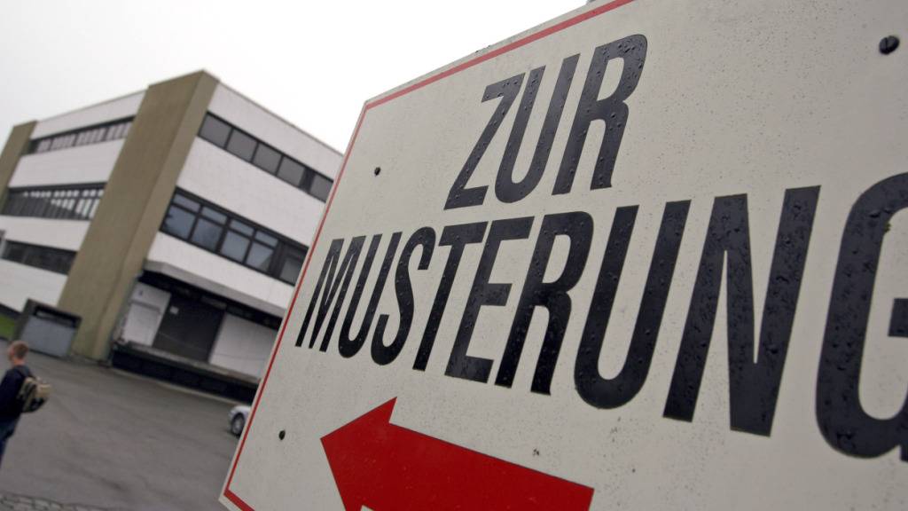 ARCHIV - Ein Wehrpflichtiger steht am 04.04.2007 unter einem Hinweisschild mit der Aufschrift «Zur Musterung» vor dem Kreiswehrersatzamt in Kempten (Schwaben). Foto: Karl-Josef Hildenbrand/dpa