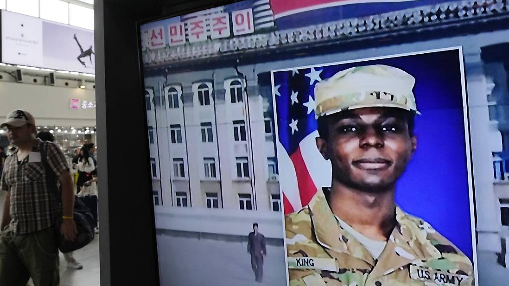 ARCHIV - Ein Fernsehbildschirm zeigt ein Bild des US-amerikanischen Soldaten Travis King während einer Nachrichtensendung im Bahnhof von Seoul. Foto: Ahn Young-joon/AP