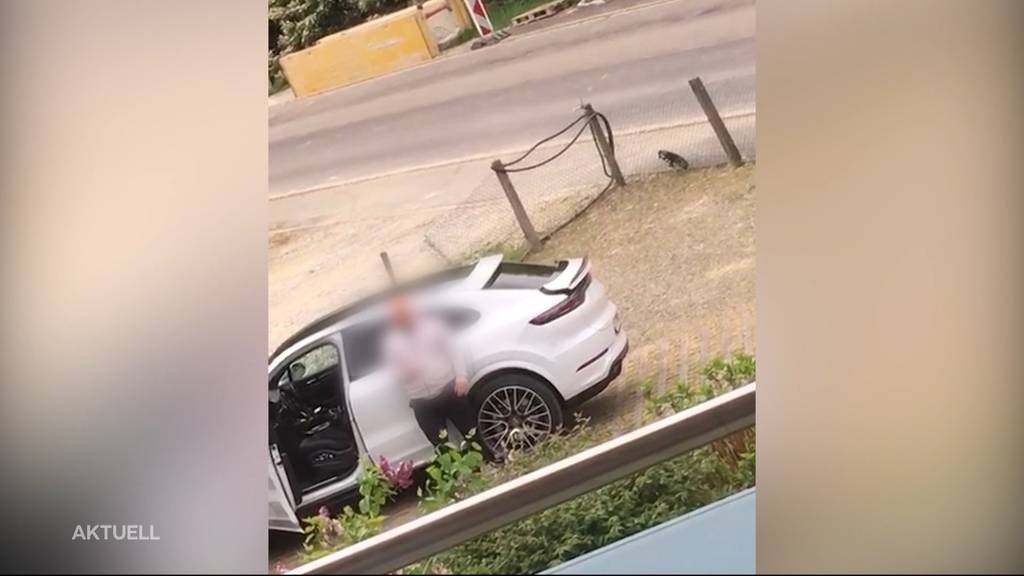 Porsche-Fahrer leert auf Parkplatz eine Flasche Wein