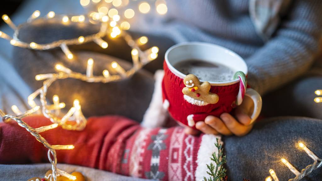 Tassenwärmer und Weihnachtssocken zum selber stricken.