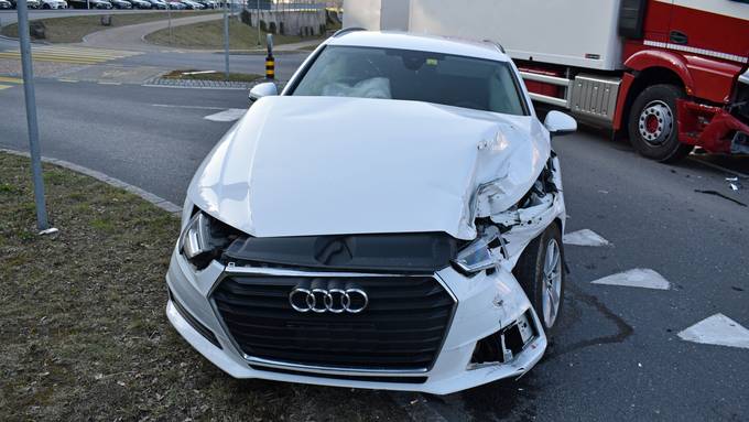 Ohne Führerschein: Autofahrer nach Unfall mit Lastwagen leicht verletzt