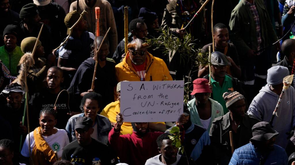 Demonstranten protestieren in Johannesburg gegen illegale Einwanderung. Foto: Themba Hadebe/AP/dpa