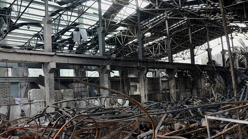 Ein Lagerhaus liegt nach einer Raketenexplosion in Trümmern. Nach einem russischen Großangriff auf die Ukraine ist die Zahl der Toten weiter angestiegen. Foto: Aleksandr Gusev/SOPA Images/ZUMA Press Wire/dpa