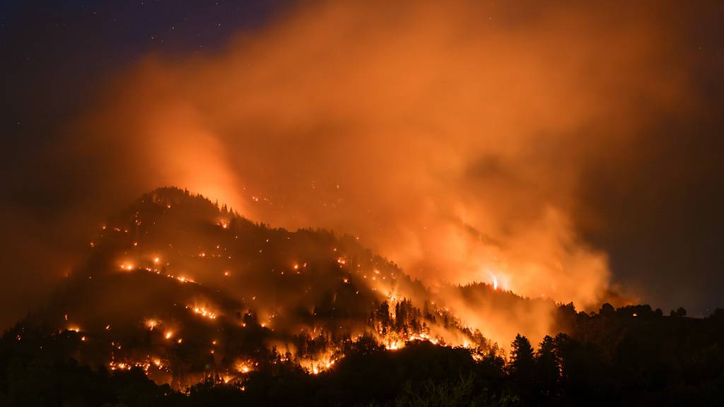 300 Feuer brannten auch am Dienstagabend noch auf dem Gemeindegebiet von Bitsch und Ried-Mörel im Oberwallis.