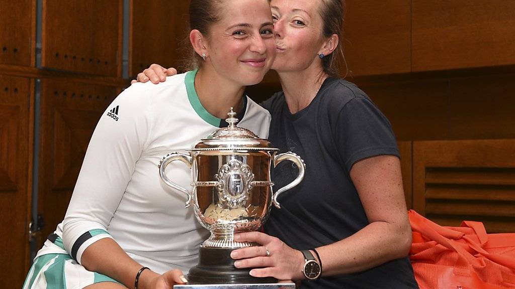Starkes Familienduo: Mutter Jelena Jakovleva herzt Tochter Jelena Ostapenko nach dem Gewinn der French-Open-Trophy