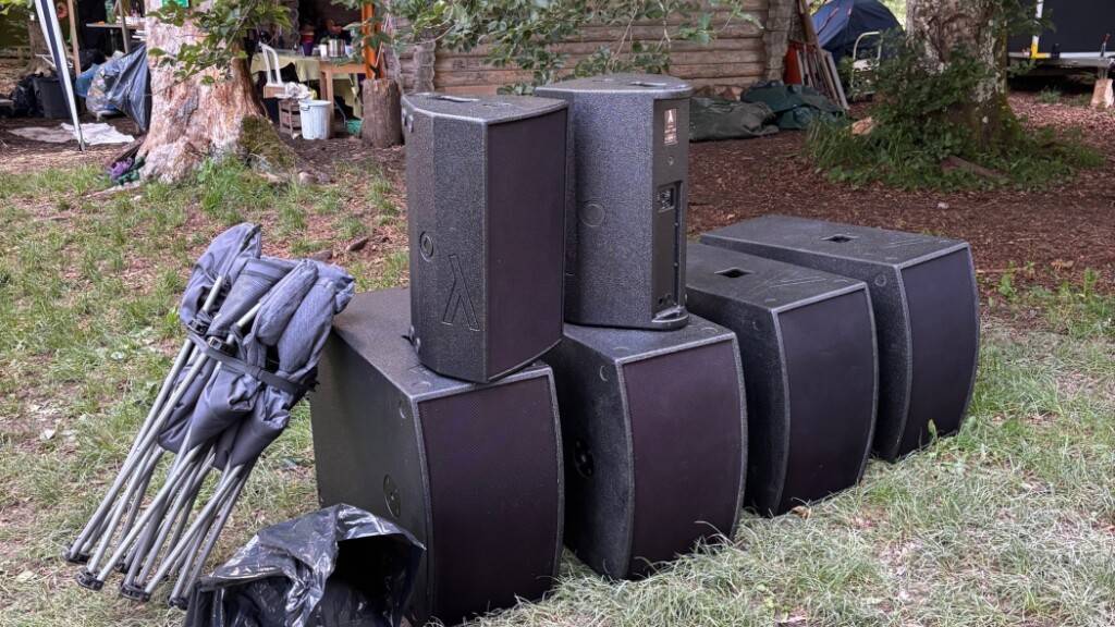 Bei der illegalen Party im Begginger Wald wurden laut Polizei unter anderem mehrere Lautsprecherboxen aufgestellt.