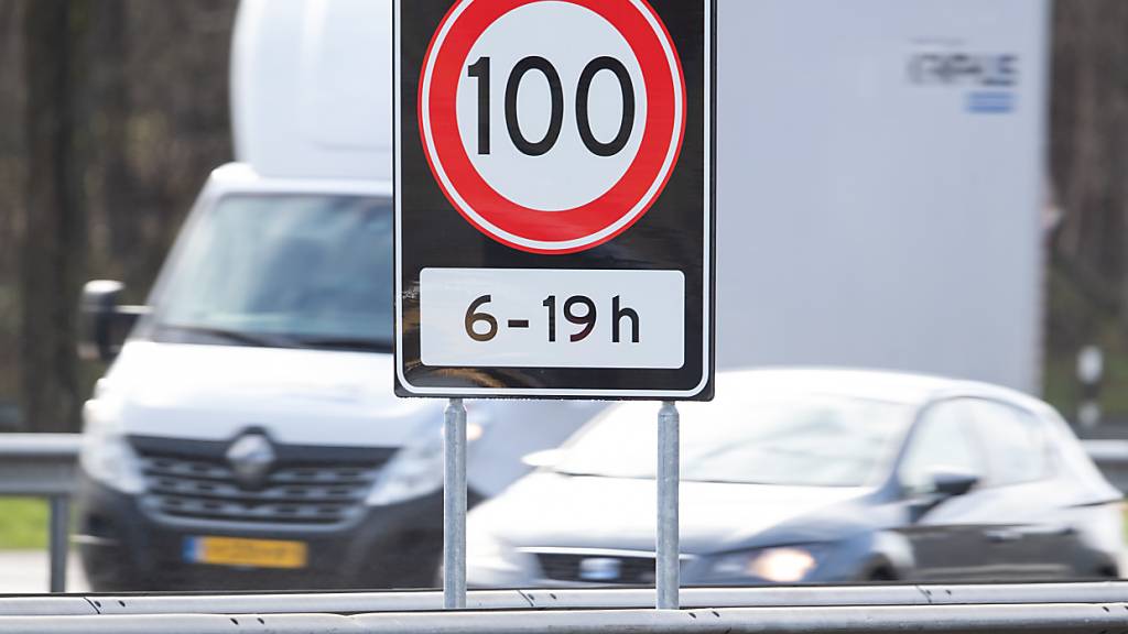 ARCHIV - Tempo 100 von 6 bis 19 Uhr steht auf einem Verkehrsschild auf einer Autobahn an der Grenze zwischen den Niederlanden und Deutschland. Foto: Friso Gentsch/dpa/Archivbild