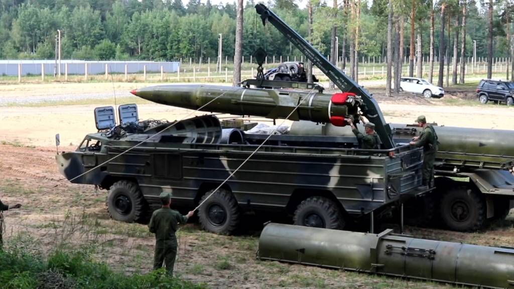 HANDOUT - Das belarussische Verteidigungsministerium verlegt nach eigenen Angaben Panzer an die ukrainische Grenze. Foto: Uncredited/AP/Belarusian Defense Ministry via VOENTV/dpa