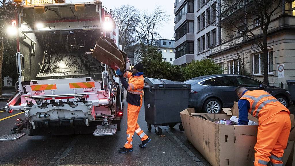 Mehrere Meter wurde in Zollikerberg eine 53-Jährige von einem Kehrichtlastwagen mitgeschleift und schwer verletzt. (Archivbild)