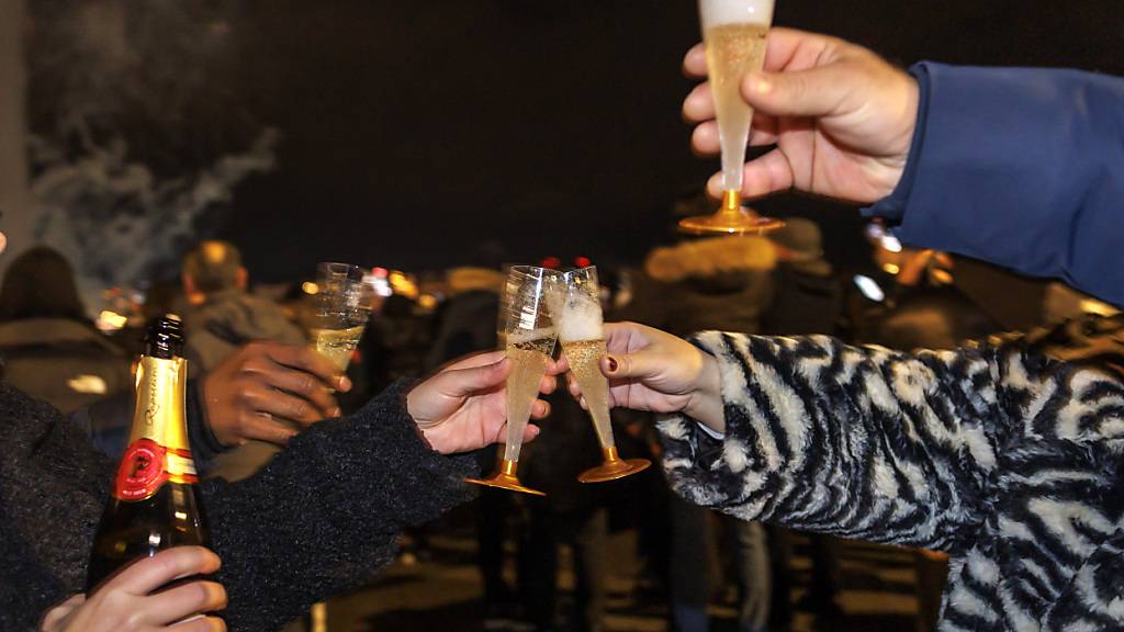 An Silvester stossen viele Menschen gerne mit Alkohol an. (Archivbild)