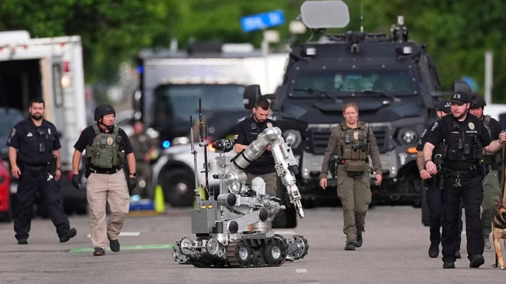 Beamte der Strafverfolgungsbehörden ermitteln nach einem Angriff auf der Pearl Street Mall. Nach einer Attacke auf offener Straße mit mehreren Verletzten im US-Bundesstaat Colorado ermittelt die Bundespolizei FBI. Foto: David Zalubowski/AP/dpa