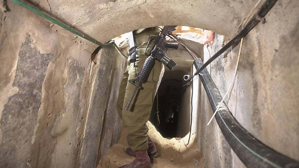 Ein israelischer Soldat steht in einem unterirdischen Tunnel, der unter dem Schifa-Krankenhaus in Gaza-Stadt gefunden wurde. Foto: Victor R. Caivano/AP/dpa