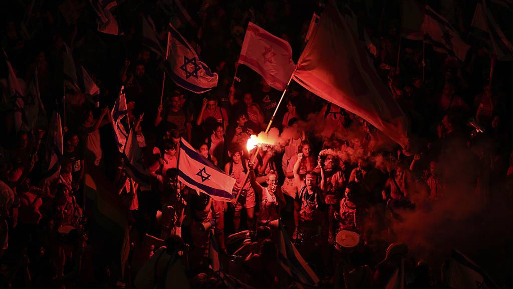 Israelis protestieren mit Leuchtfeuern gegen Justizreform der Regierung von Ministerpräsident Netanjahu. Foto: Ohad Zwigenberg/AP/dpa
