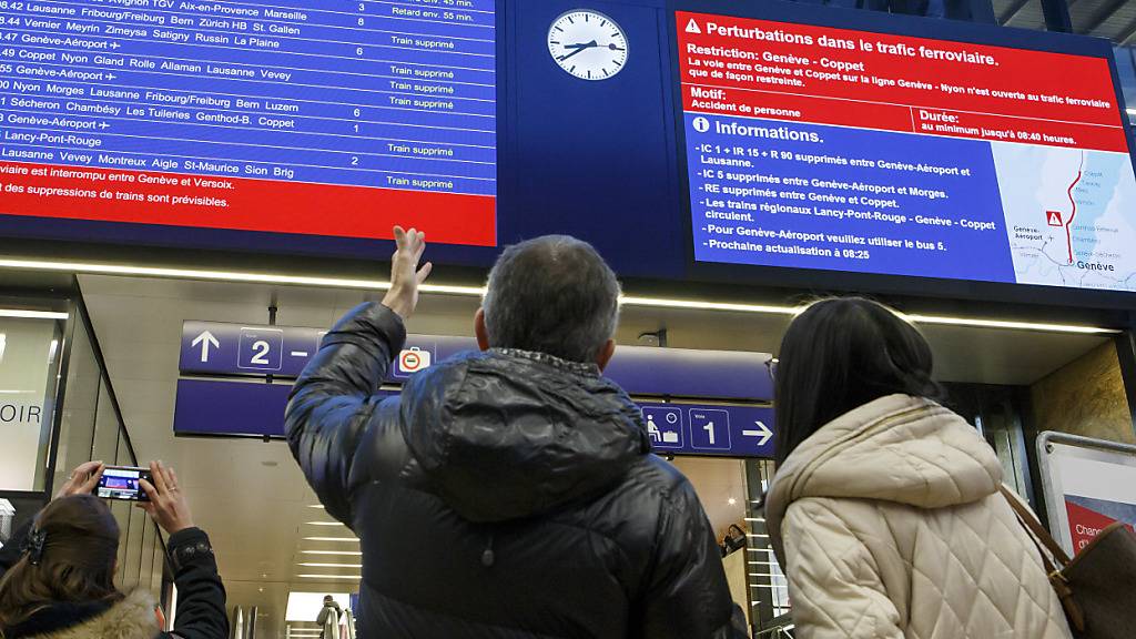 Gibt es ab 1. Juli nicht mehr: Information über einen «Personenunfall» auf einer Tafel im Bahnhof Cornavin in Genf. (Archivbild)