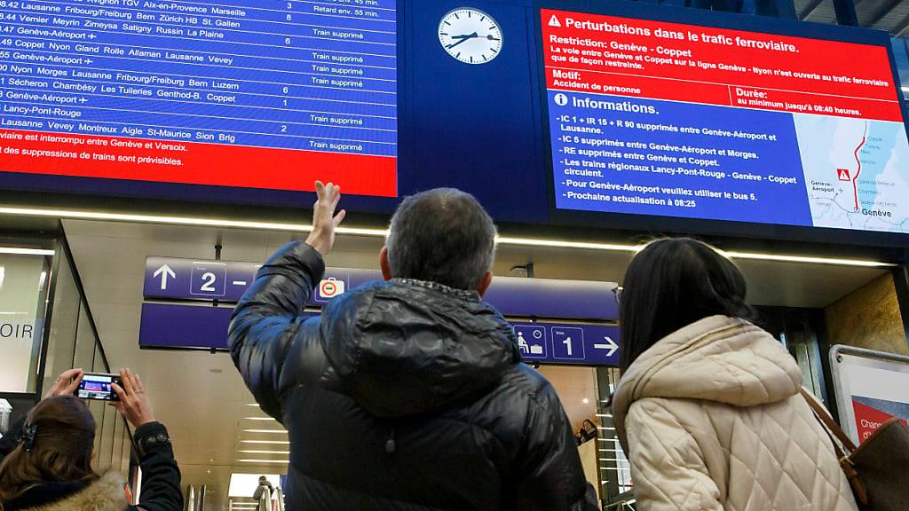 Gibt es ab 1. Juli nicht mehr: Information über einen «Personenunfall» auf einer Tafel im Bahnhof Cornavin in Genf. (Archivbild)