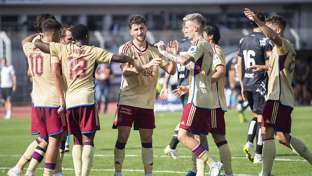 Die Spieler von Servette feiern den Auswärtserfolg im Tessin