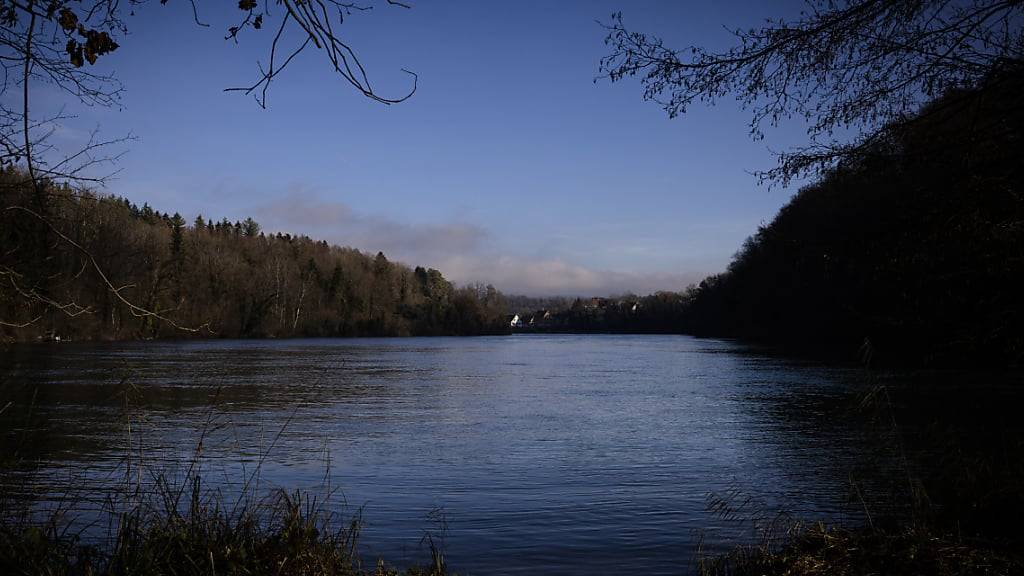 Der Rhein, hier bei Jestetten (D) und Rheinau ZH, hat als Wärmequelle ein grosses Potenzial. (Archivbild)
