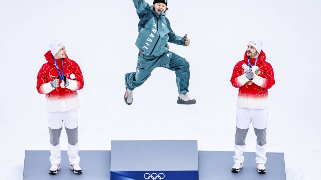 Springt höher als die Schweizer Marco Odermatt (links) und Loïc Meillard: der für Brasilien startende Norweger Lucas Pinheiro Braathen