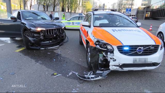 Mit Blaulicht über Rot: Rettungsfahrzeug kollidiert mit Maserati