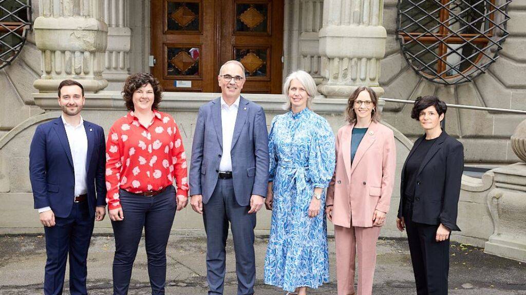 Marco Baumann (FDP), Korintha Bärtsch (Grüne), Stadtpräsident Beat Züsli (SP), Franziska Bitzi Staub (Mitte), Melanie Setz (SP), Michèle Bucher (Stadtschreiberin) (von links nach rechts)