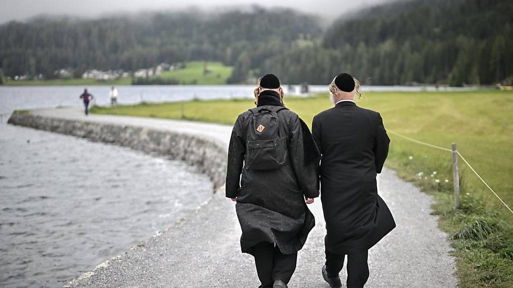 Zwei Asylbewerber griffen im August einen Juden in Davos an. Jetzt fordert die SVP eine härtere Gangart im Asylwesen. (Archivbild)