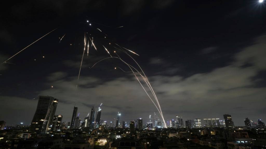 Das israelische Luftabwehrsystem Iron Dome feuert, um Raketen während eines iranischen Angriffs über Tel Aviv abzufangen. Foto: Leo Correa/AP/dpa