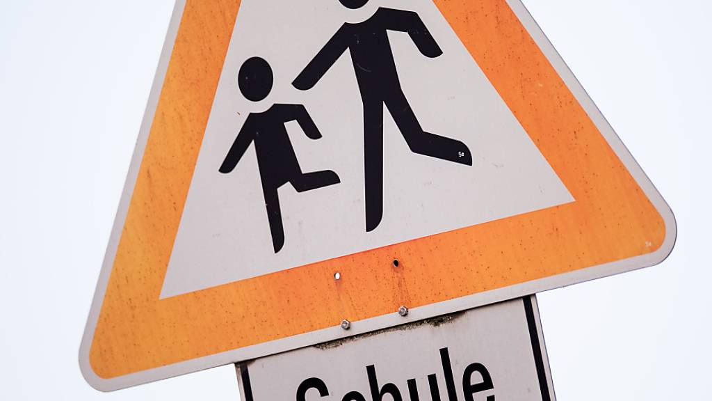 Die Schulkinder der Schulanlage Elfenau müssen bis im Sommer 2024 provisorisch in ein andere Gebäude in den Unterricht. (Symbolbild)
