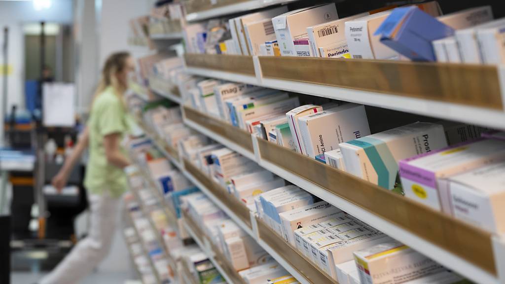 Der Interessenverband der forschenden Pharmaunternehmen Interpharma fordert eine schnellere Verfügbarkeit für zugelassene Medikamente in der Schweiz. Der aktuelle Prozess zur Preisbildung und Vergütung sei veraltet und müsse modernisiert werden. (Symbolbild)