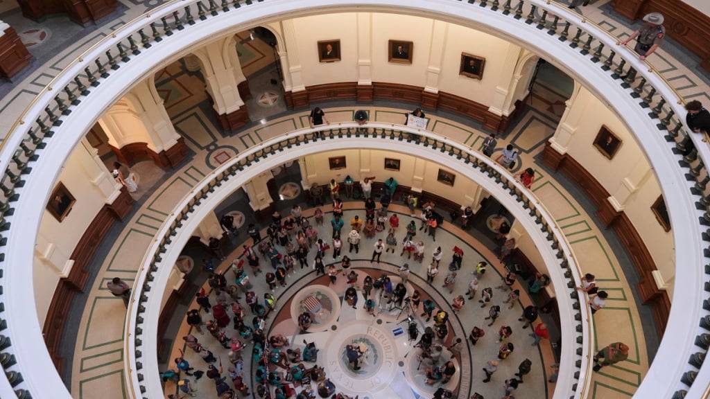 ARCHIV - Demonstranten versammeln sich in der Rotunde vor der Kammer des Repräsentantenhauses im texanischen Kapitol. Foto: Eric Gay/AP/dpa/Archivbild