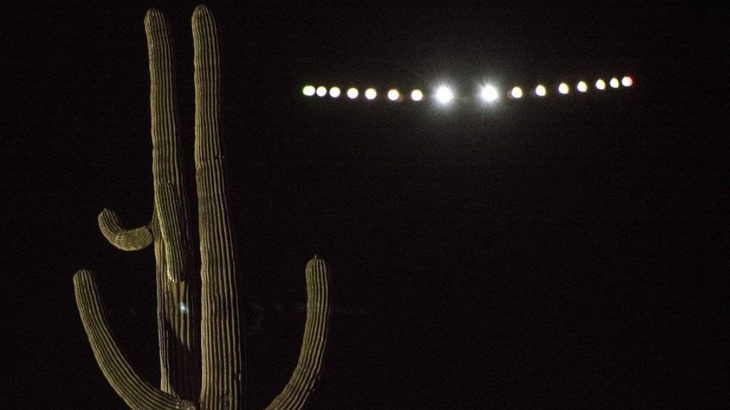 Die «Solar Impulse 2» am Nachthimmel kurz nach dem Start in Arizona.