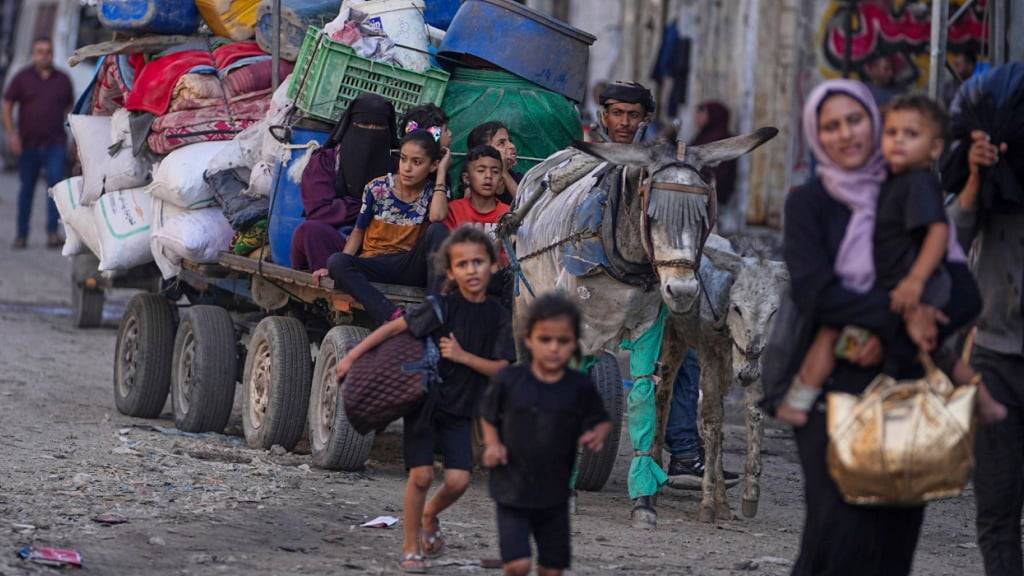 ARCHIV - Vertriebene Palästinenser fliehen aus dem Flüchtlingslager Dschabalia (Archivbild). Foto: Jehad Alshrafi/AP/dpa
