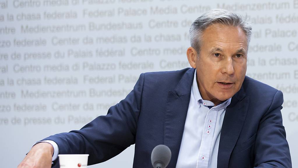 Der frühere Berner SVP-Nationalrat Adrian Amstutz kritisiert vor den Medien die Umsetzung der vor 10 Jahren von Volk und Ständen angenommenen Ausschaffungsinitiative.