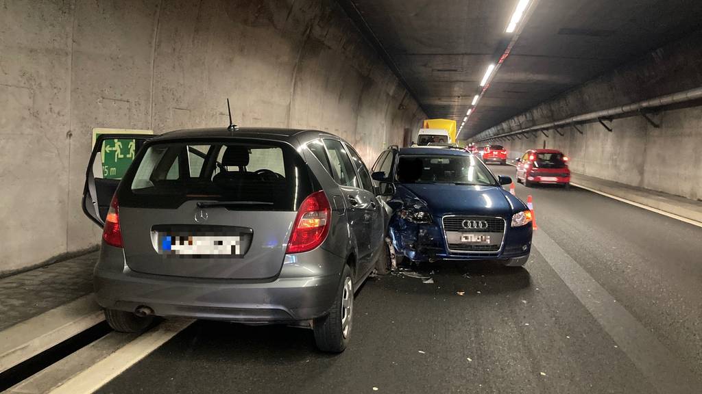 Unfall in Kerenzerberg-Tunnel sorgt für Verkehrschaos