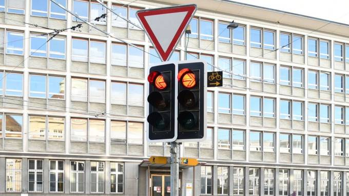 In dieser Situation ist es erlaubt, ein Rotlicht zu überfahren
