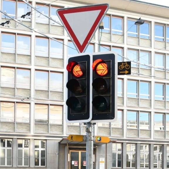 In dieser Situation ist es erlaubt, ein Rotlicht zu überfahren