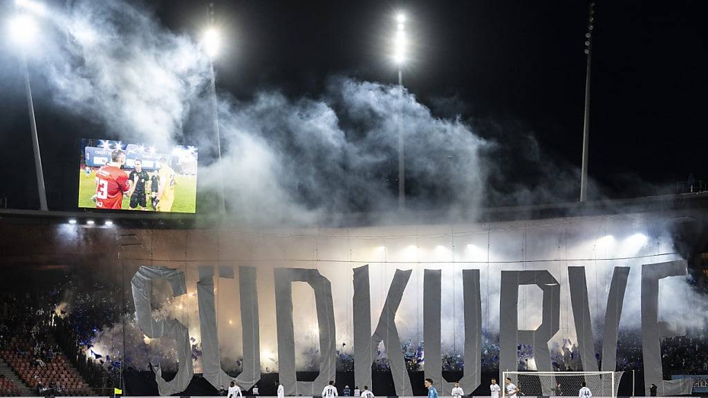 In der Südkurve finden sich immer mehr FCZ-Fans ein - die Stadt Zürich will sich deshalb stärker an der Fanarbeit des Vereins beteiligen. (Symbolbild)