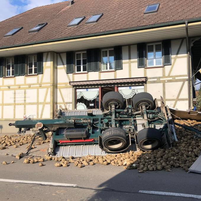 Zuckerrüben-Transporter baut in Limpach Selbstunfall 