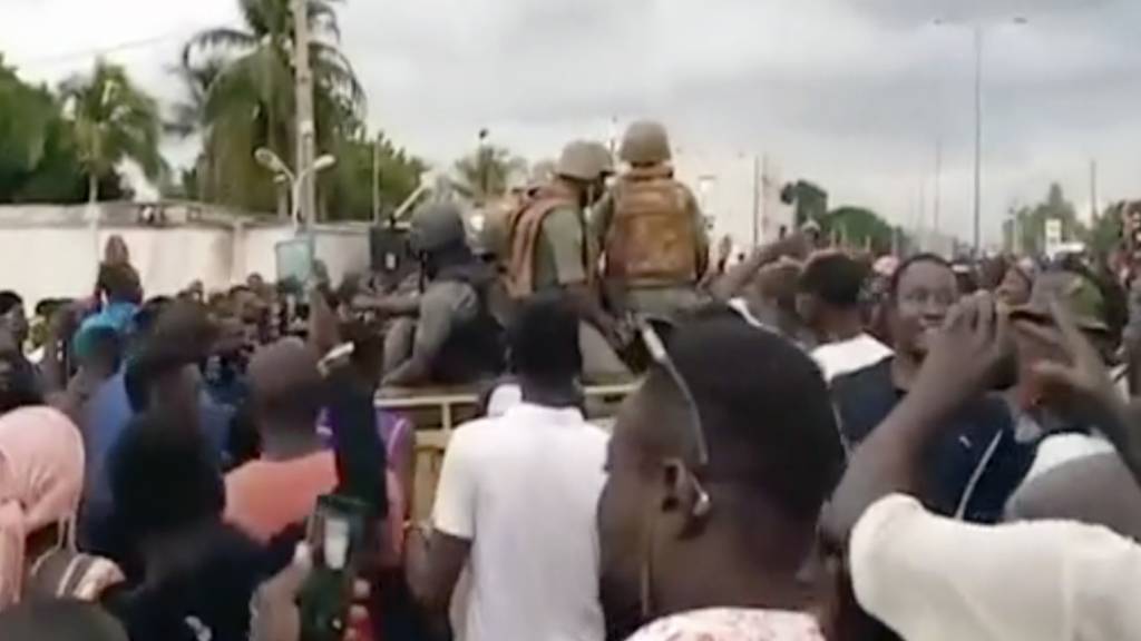 Soldaten werden von Menschenmassen begr ̧flt. Am Dienstag hatten Soldaten bei einer Meuterei in Mali den Staatschef KeÔta und weitere Mitglieder seiner Regierung festgesetzt. Foto: Ap/AP/dpa