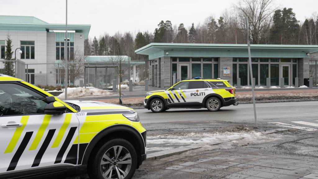 ARCHIV - Polizeifahrzeuge stehen vor der US-Botschaft in Oslo. Foto: Fredrik Varfjell/NTB Scanpix/dpa
