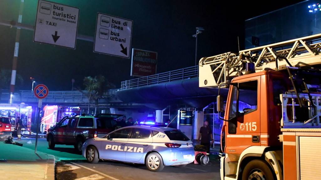 Im Flughafen der sizilianischen Stadt Catania ist am Sonntagabend ein Brand
ausgebrochen. Wegen starken Rauchs musste der Airport evakuiert werden.