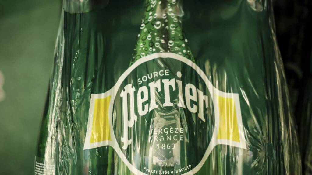 Nestlé darf in seinem Perrier-Werk in Südfrankreich weiterhin natürliches Mineralwasser gewinnen. Der Präfekt des Départements Gard hat einen entsprechenden Antrag von Nestlé Waters genehmigt. (Archivbild)