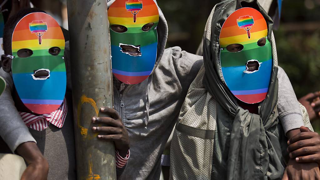 ARCHIV - Kenianische Schwule und Lesben nehmen an einer der seltenen Protestveranstaltungen gegen die harte Haltung Ugandas gegen Homosexualität teil. Foto: Ben Curtis/AP/dpa