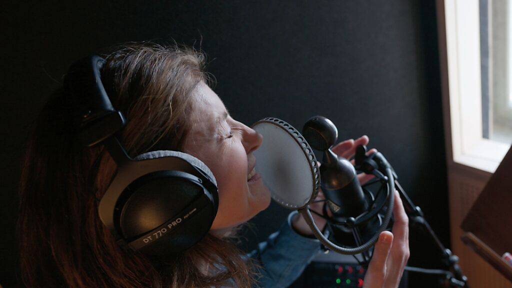 Sängerin Sina bei den Aufnahmen zu ihrem Album «Ziitsammläri» in Giessbach 2022: Die Texte, die sie singt, hat sie häufig mit Autorinnen und Autoren aus Prosa, Lyrik oder Spoken Word  zusammen geschrieben.