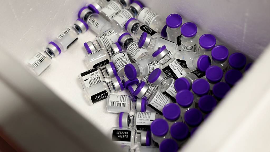 Die Kantone tauschen untereinander Impfdosen des Herstellers Pfizer/Biontech aus, damit überall die Zweitimpfung von bereits einmal geimpften Personen sichergestellt ist. (Archivbild)