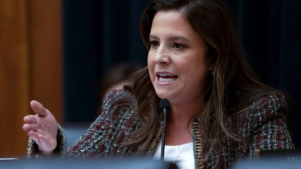 ARCHIV - Abgeordnete Elise Stefanik spricht während einer Anhörung des Bildungsausschusses des Repräsentantenhauses auf dem Capitol Hill. Foto: Mark Schiefelbein/AP/dpa