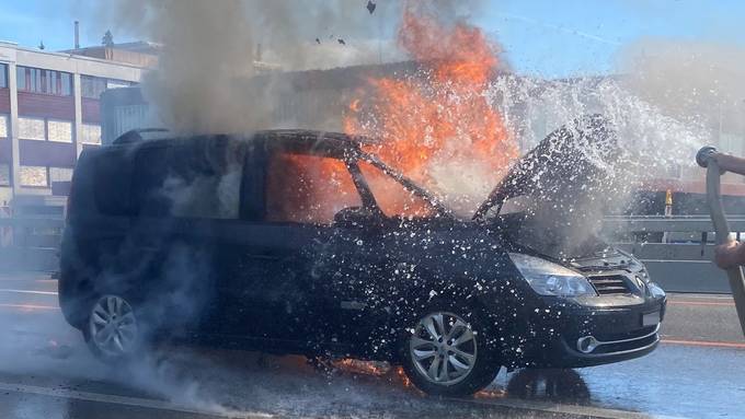 Auto fängt auf A14 Feuer – Totalschaden