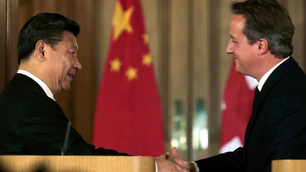 Chinas Präsident Xi Jinping (l) und sein britischer Gastgeber, Premier David Cameron, vor den Medien in London.