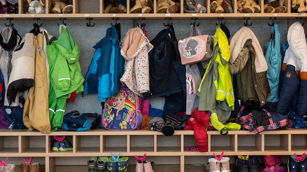 Die Stadt Zug will Kitas und Eltern finanziell mehr unter die Arme greifen. (Symbolbild)